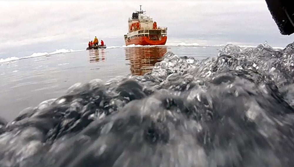 Buque de investigación en el océano Antártico