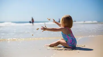 Niña en la playa Niña en la playa