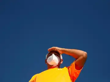 Un hombre con mascarilla en las playas de Barcelona Un hombre con mascarilla en las playas de Barcelona