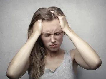 Mujer con cefalea Mujer con cefalea