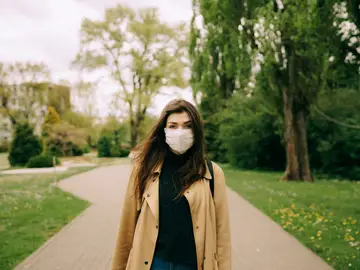Mujer con mascarilla Mujer con mascarilla