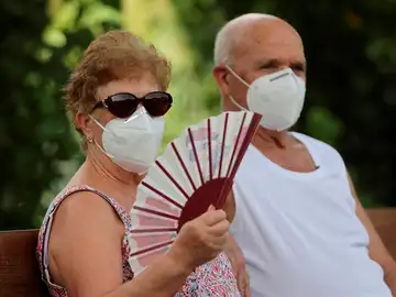 Varias personas descansan en la zona de Madrid Río, en la capital con mascarilla Varias personas descansan en la zona de Madrid Río, en la capital con mascarilla
