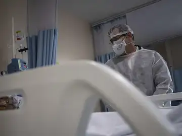 Un paciente con COVID-19 recibe tratamiento en un hospital. Un paciente con COVID-19 recibe tratamiento en un hospital.