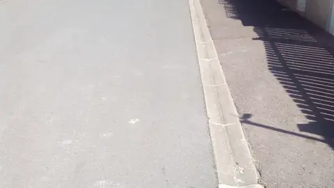 Denuncia recibida Alcantarilla suelta y farola estropeada
