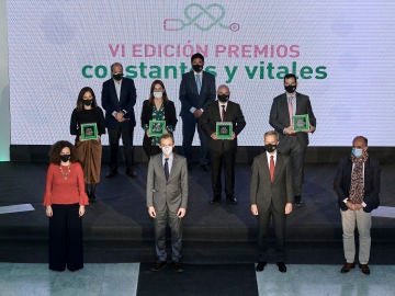 Foto de los premiados y entregadores en la VI edición de los Premios Constantes y Vitales