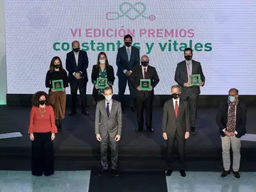 Foto de los premiados y entregadores en la VI edición de los Premios Constantes y Vitales Foto de los premiados y entregadores en la VI edición de los Premios Constantes y Vitales