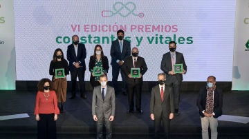 Foto de los premiados y entregadores en la VI edición de los Premios Constantes y Vitales