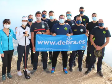 Bomberos, representantes de la ONG DEBRA Piel de Mariposa, la golfista profesional, Noemí Jiménez y el chef Dani García Bomberos, representantes de la ONG DEBRA Piel de Mariposa, la golfista profesional, Noemí Jiménez y el chef Dani García