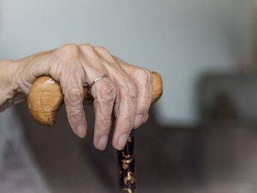 Anciana con un bastón