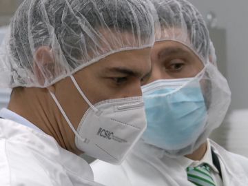 Imagen de Sánchez en un laboratorio