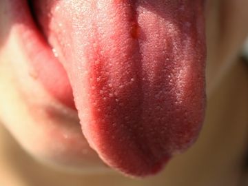 Imagen de archivo de una persona sacando la lengua