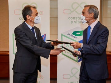 El ministro de Ciencia e Innovación, Pedro Duque, y el consejero delegado de Atresemedia, Silvio González