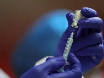 Un sanitario prepara la dosis de la vacuna contra la covid-19 Un sanitario prepara la dosis de la vacuna contra la covid-19