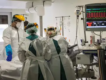 Sanitarios trabajando en una UCI (Archivo) Sanitarios trabajando en una UCI (Archivo)
