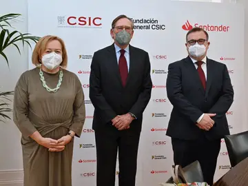 • El presidente de Santander Universidades, Matías Rodríguez Inciarte, ha mantenido un encuentro con la presidenta del Consejo Superior de Investigaciones Científicas (CSIC), Rosa Menéndez, y el director de la Fundación General CSIC (FGCSIC), Ramón Torrecillas, para reforzar su colaboración. • El presidente de Santander Universidades, Matías Rodríguez Inciarte, ha mantenido un encuentro con la presidenta del Consejo Superior de Investigaciones Científicas (CSIC), Rosa Menéndez, y el director de la Fundación General CSIC (FGCSIC), Ramón Torrecillas, para reforzar su colaboración.