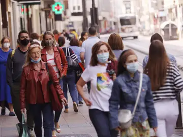 Personas con mascarilla pasean por Vitoria Personas con mascarilla pasean por Vitoria