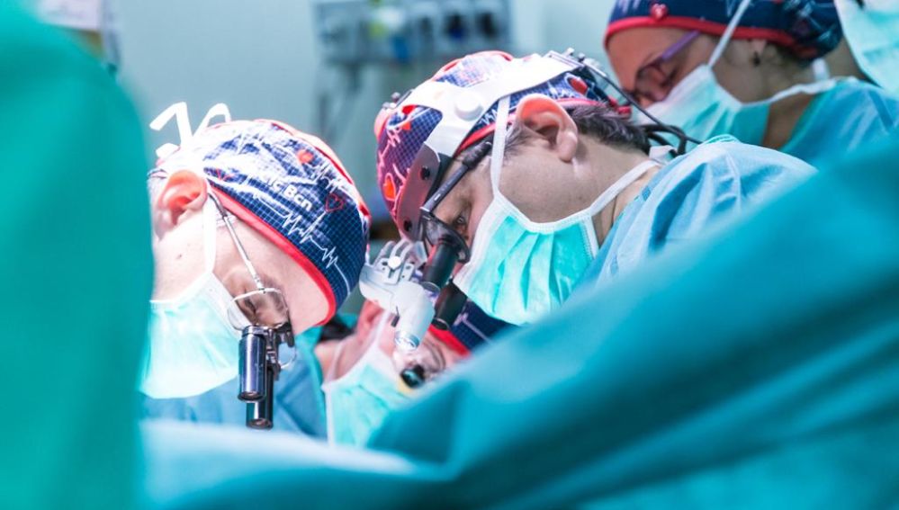 Grupo de cirujanos durante un trasplante
