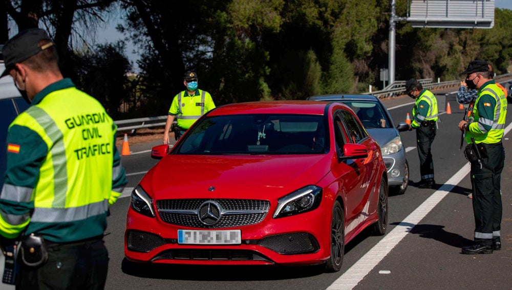 Control de la Guardia Civil de Tráfico en la autopista AP-4 Sevilla-Cádiz