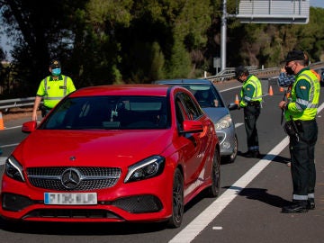Control de la Guardia Civil de Tráfico en la autopista AP-4 Sevilla-Cádiz