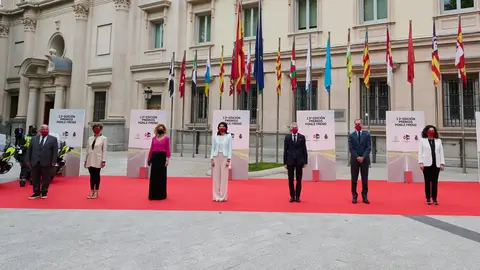 Las autoridades en la puerta del Senado Las autoridades en la puerta del Senado