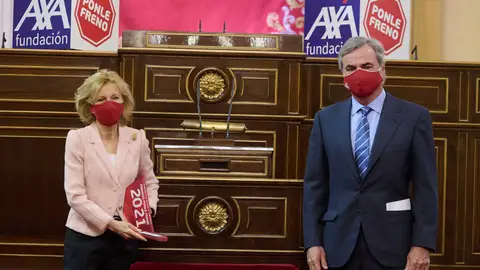 El presidente del jurado y asesor general de Ponle Freno, Carlos Sainz, entrega el galardón a Elena Salgado, presidenta de Fundación Abertis. El presidente del jurado y asesor general de Ponle Freno, Carlos Sainz, entrega el galardón a Elena Salgado, presidenta de Fundación Abertis.