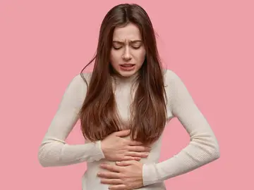 mujer con dolor en la tripa mujer con dolor en la tripa