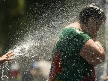 Mujer se refresca por el calor Mujer se refresca por el calor