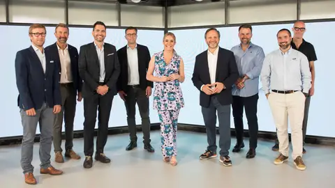 De izda a dcha: Miquel Roca, Marketing Director – RACC Joaquim Ramis, Automotive Marketing Lead – Shackleton Jose Miguel García Guirado, Director Salón Auto Mobile - Automobile (Fira Barcelona) Jason Lusty, Global Chief Marketing Director - SEAT SA Ainhoa Arbizu, Journalist - Host Pablo Alzugaray, CEO – Shackleton David Santamaría, Head of Industry Telco, Energy & Auto – Google Jorge Álvarez-Naveiro, Head of Brand, Marketing, Communication and Alliances – Grupo Antolin Steffen Becker, Design Research & Service Design – Fjord De izda a dcha: Miquel Roca, Marketing Director – RACC Joaquim Ramis, Automotive Marketing Lead – Shackleton Jose Miguel García Guirado, Director Salón Auto Mobile - Automobile (Fira Barcelona) Jason Lusty, Global Chief Marketing Director - SEAT SA Ainhoa Arbizu, Journalist - Host Pablo Alzugaray, CEO – Shackleton David Santamaría, Head of Industry Telco, Energy & Auto – Google Jorge Álvarez-Naveiro, Head of Brand, Marketing, Communication and Alliances – Grupo Antolin Steffen Becker, Design Research & Service Design – Fjord