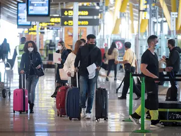 Vista de pasajeros en la terminal T-4 del aeropuerto Madrid- Barajas Adolfo Suárez Vista de pasajeros en la terminal T-4 del aeropuerto Madrid- Barajas Adolfo Suárez