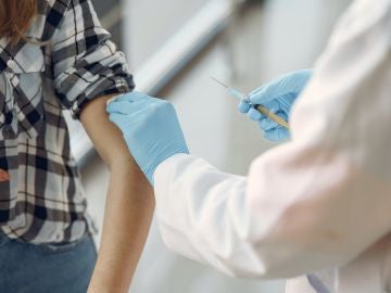 Persona recibiendo una vacuna