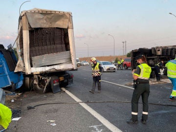 Imagen de archivo de un accidente de tráfico con un turismo y un camión implicados