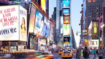 Times Square atardeciendo, con sus anuncios iluminados