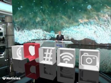 Plató de Antena 3 Noticias con logos de redes sociales sobreimpresos