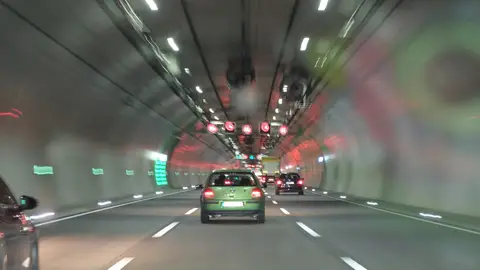 Túnel con varios carriles en un mismo sentido Túnel con varios carriles en un mismo sentido