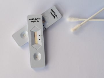 Las farmacias podrán vender test de antígenos de uso profesional ante la escasez de pruebas