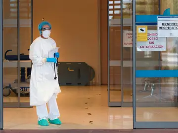 Una doctora espera la llegada de una ambulancia a las puertas de las urgencias respiratorias Una doctora espera la llegada de una ambulancia a las puertas de las urgencias respiratorias