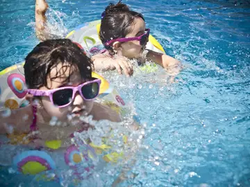Niños en la piscina Niños en la piscina
