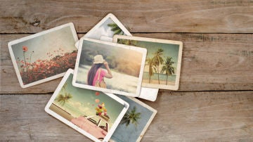 Varias fotografías sobre una mesa