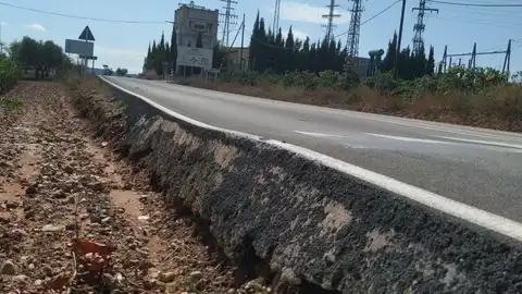 Carretera de Valencia con un bordillo muy peligroso Carretera de Valencia con un bordillo muy peligroso