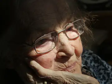 Mujer con alzheimer Mujer con alzheimer