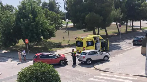 Carretera sin stop y con los pasos de cebra desdibujados Carretera sin stop y con los pasos de cebra desdibujados