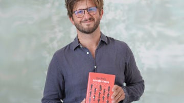 Diego Hidalgo, con su libro Anestesiados Diego Hidalgo, con su libro Anestesiados