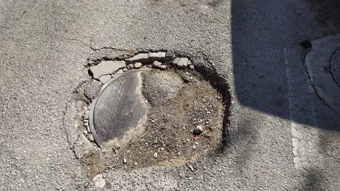 Enorme bache en esta carretera de Granada Enorme bache en esta carretera de Granada