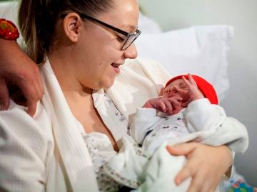 Imagen de archivo de una mujer con su hijo recién nacido.