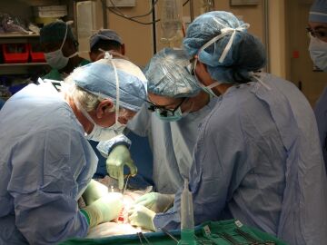 Cirujanos realizando una operación
