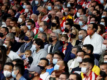 Aficionados en las gradas con mascarillas, durante el partido de Liga en Primera División entre el Atlético de Madrid y el FC Barcelona en el estadio Wanda Metropolitano, en Madrid Aficionados en las gradas con mascarillas, durante el partido de Liga en Primera División entre el Atlético de Madrid y el FC Barcelona en el estadio Wanda Metropolitano, en Madrid