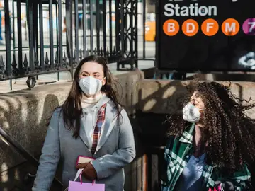 Jóvenes saliendo del metro con la mascarilla Jóvenes saliendo del metro con la mascarilla
