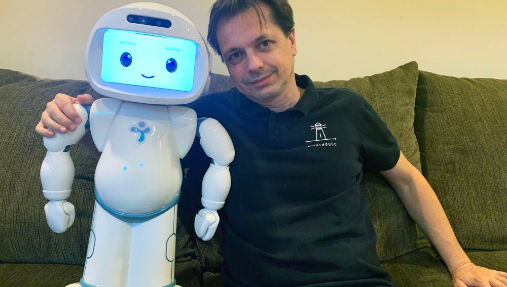 El investigador Jordi Albó, junto a su robot social en su casa de Boston.