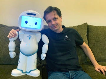 El investigador Jordi Albó, junto a su robot social en su casa de Boston.