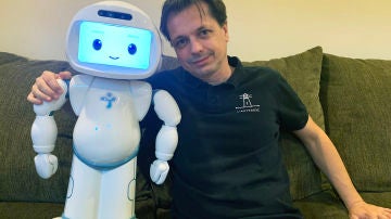 El investigador Jordi Albó, junto a su robot social en su casa de Boston. El investigador Jordi Albó, junto a su robot social en su casa de Boston.